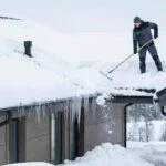 Сніг та лід на криші дома зимовий догляд за стріхою